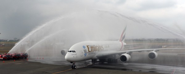 桃園機場特別準備灑水儀式歡迎阿聯酋A380客機的到來。（記者姚介修攝）