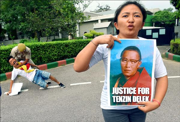 流亡藏人十七日在印度新德里的中國大使館外抗議，為丹增德勒仁波切爭取正義。（法新社）