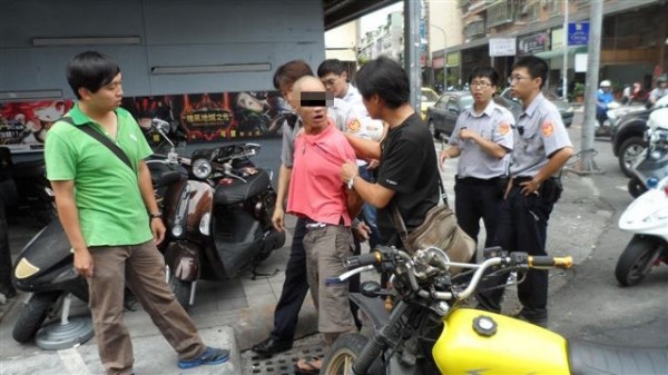 洪男對警罵三字經。（記者陳文嬋翻攝）