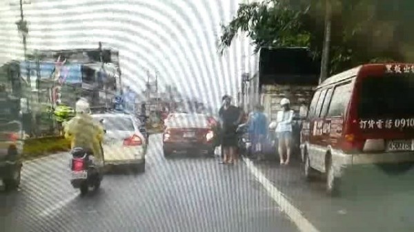 車禍發生後，雙方在現場等候員警前來處理。（記者余衡翻攝）