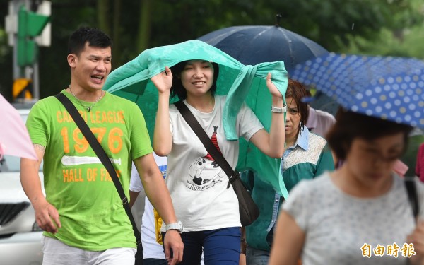 今天（20日）受到西南氣流影響天氣仍不穩定，中南部地區持續有陣雨或雷雨，北部地區與宜蘭、花蓮中午過後也可能有大雨等級的雨量出現。（資料照 記者張嘉明攝）