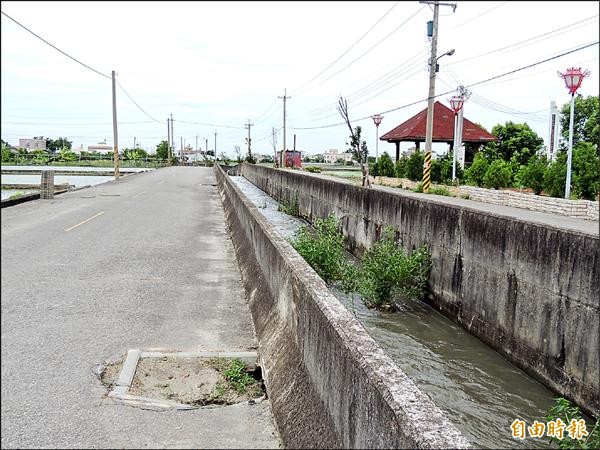 苑裡社苓圳南圳一路都是種櫻花坑洞，還佔走道路近半面積，害不少騎士誤中「陷阱」摔車。（記者蔡政珉攝）