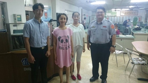 15歲少女（右二）跟著媽媽（左二）到高雄旅遊，因看不慣媽媽闖紅燈，母女爭吵，少女一氣之下脫隊迷路，最後請警方（右一）協助。（記者方志賢翻攝）