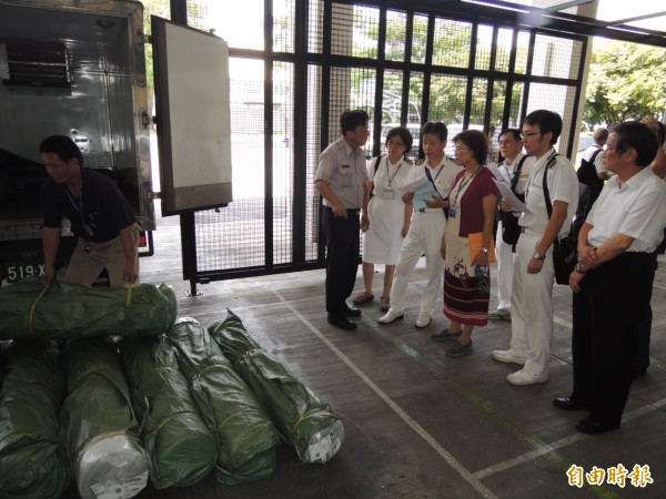 台南航空站國際航線開航迄今，21日首度有班機載國際貨運出口，航站與航警、海關人員會同抽檢。（記者王俊忠攝）