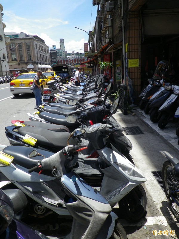 基隆市政府已公告取消港西街路邊與騎樓停車格，並在機車上貼宣傳單。（記者盧賢秀攝）