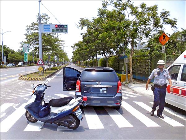 駕駛癲癇症發作昏迷，轎車停路中。（記者蔡清華翻攝）