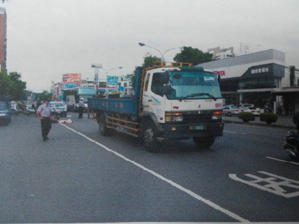 楠梓車禍現場。（記者蔡清華翻攝）