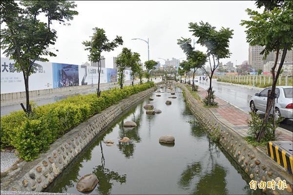 吉祥路水路造景，市議員陳美梅說，民眾反映像墳墓。（記者謝武雄攝）