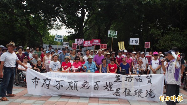 柯市府規劃廣慈博愛院區將興建2800戶公共住宅，居民出面市府不顧老百姓。（記者蔡亞樺攝）