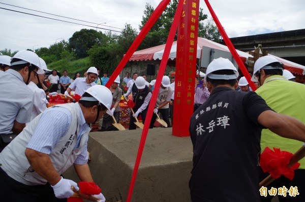 雲林縣府規劃有機農業園區，熱鬧喜氣動土。（記者林國賢攝）