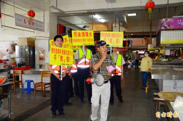 仁德區長郭鴻儀帶隊，比照選舉拜票的方式，展開登革熱防疫宣導。（記者吳俊鋒攝）