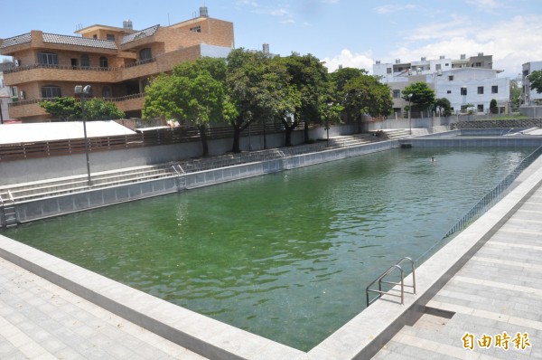 台東市立湧泉公園的泳池池水來自天然湧泉，但近年來因水位不定、經營不正常等問題，人氣流失。（記者黃明堂攝）
