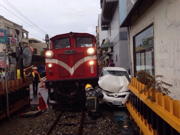 森鐵小火車撞上自小客車，卡在閘道上。（記者王善嬿翻攝）