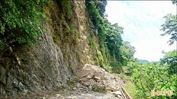 愛國蒲部落聯外道路因雨坍方，遲不見公所派員清除搶通，居民怨聲載道。（記者陳賢義攝）