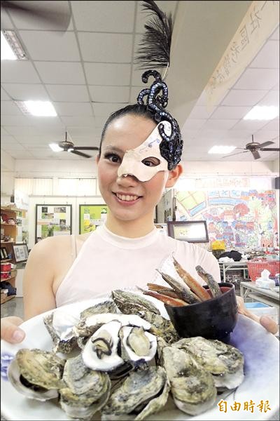 烤蚵、虱目魚柳都是台江特色料理。（記者劉婉君攝）