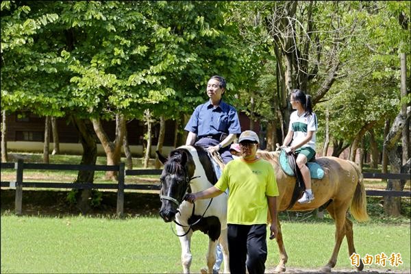 正心中學新生訓練，學生騎馬樂。（記者詹士弘攝）