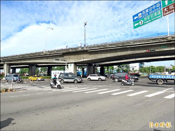 台中市環中路與五權西路口壅塞情況，經交通局半年來進行削除部分槽化島、人行道等交通管理手段後，路口運輸效率已大幅改善。（記者張菁雅攝）