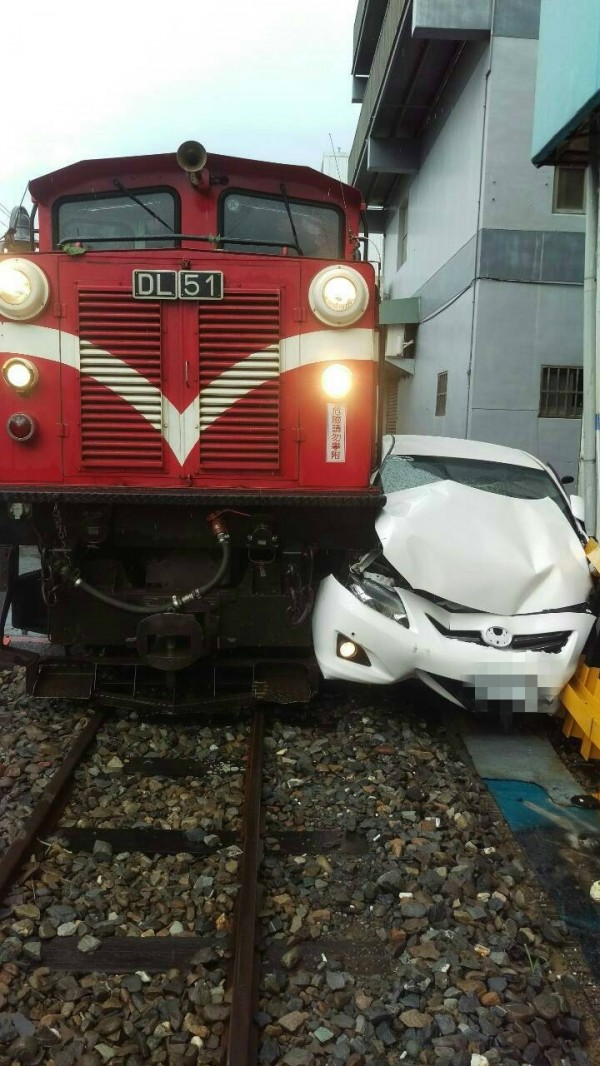 小客車侵入軌道與森鐵列車擦撞。（圖由台鐵提供）