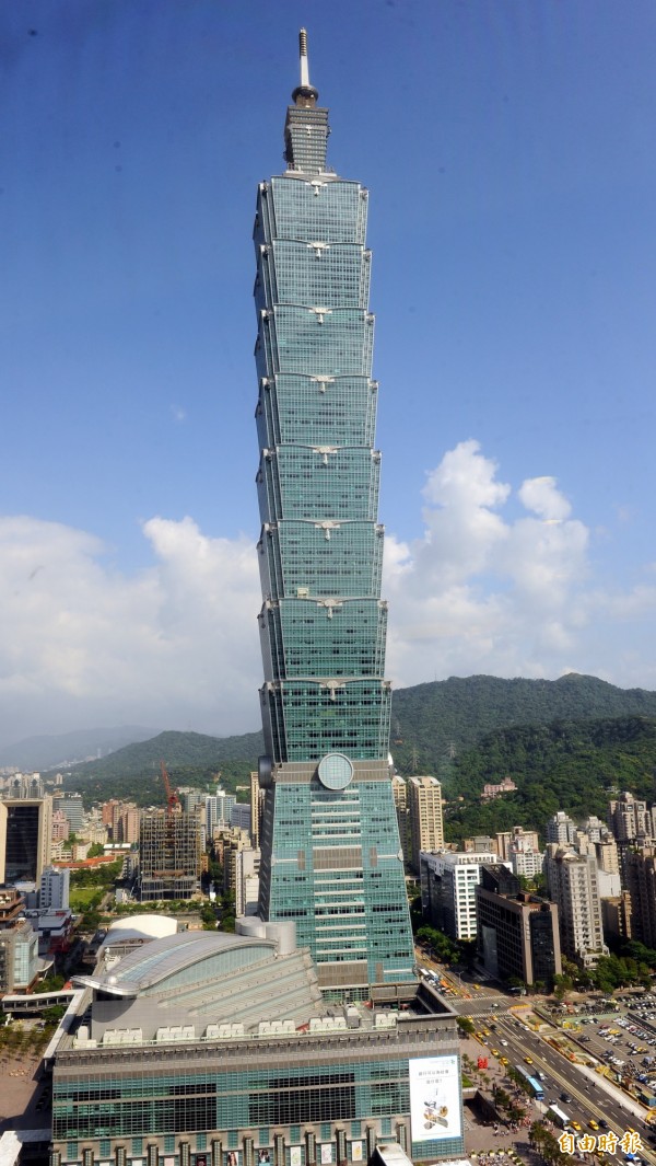 有網友在不公開臉書社團分享一段空拍機撞擊台北101大樓的影片，引發不少空拍專業人士撻伐。（資料照，記者張嘉明攝）