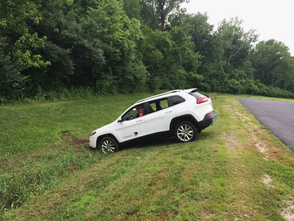 安迪駕駛的吉普車因遭入侵控制，衝向路邊的小斜坡，事後米勒嘗試將車移回道路。（圖擷自twitter）