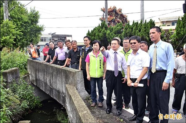 縣長魏明谷（右三）等人昨天視察埔鹽鄉東寮排水，關心護岸改善工程辦理進度。（記者湯世名攝）