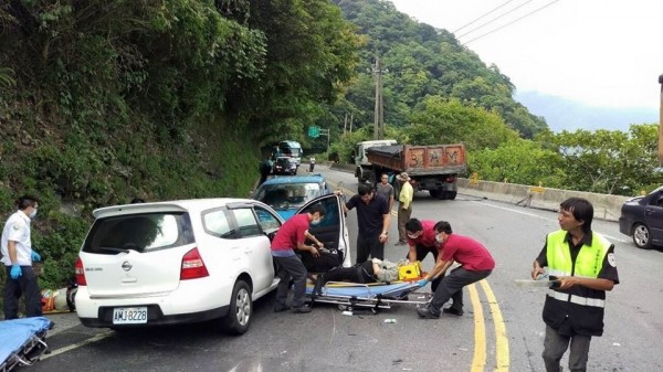 è˜‡èŠ±å…¬è·¯è¶…è»Šä¸æ…Ž2è»Šç›¸æ'ž3äººå‚· ç¤¾æœƒ è‡ªç