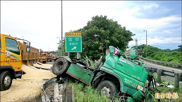 載滿米糠的大貨車頭身分離，車頭嚴重變形。（記者余雪蘭攝）