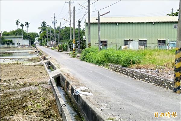 大林鎮甘蔗崙產業道路狹隘，兩旁又都是灌排兩用水溝，會車不易。（記者蔡宗勳攝）