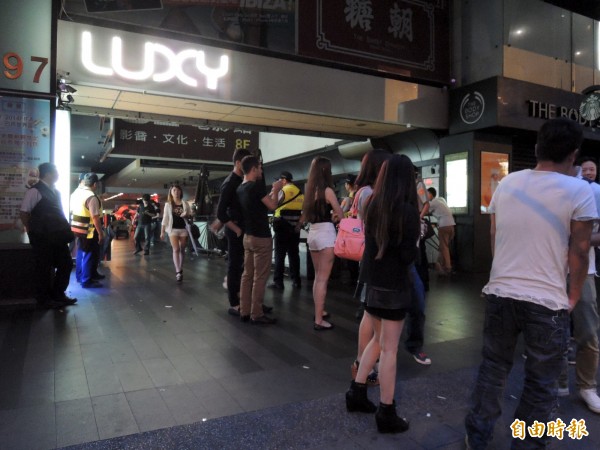 台北市1名OL到夜店LUXY（如圖）狂歡，離開時遭喝醉酒的南韓籍男子從後方摸她胸部，氣得報警提告，示意圖，與本新聞無關。（資料照，記者邱俊福攝）