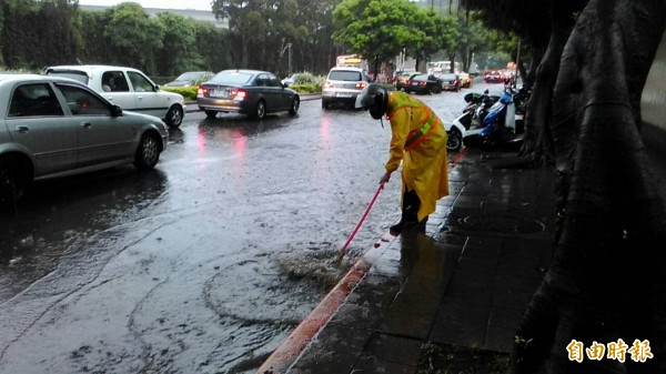 今天中午突然降下大雨，各地出現積水。（記者蔡百靈攝） 