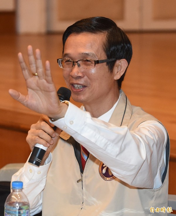 課綱微調分區座談會23日在台北師大附中舉行,反課綱微調學生與國教署長吳清山(見圖)對談。(記者廖振輝攝) 課綱微調分區座談會23日在台北師大附中舉行,反課綱微調學生與國教署長吳清山(見圖)對談。(記者廖振輝攝)