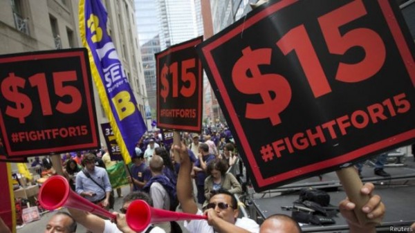 紐約州通過調漲速食店工人薪資從9美元漲至15美元，工人開心慶祝。（BBC） 