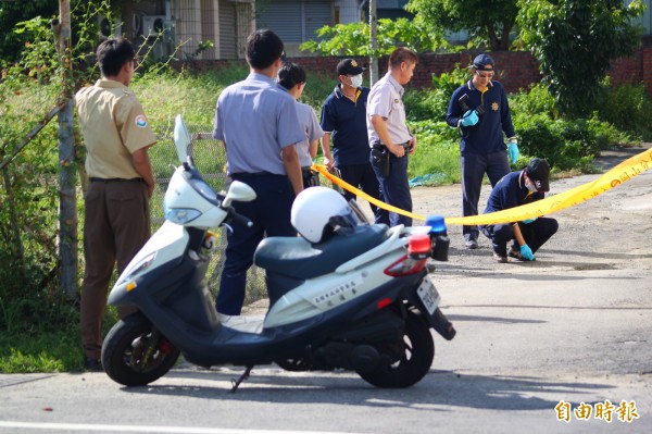 高雄蔡姓男子開槍打中前妻後逃逸，警方鑑識小組前往現場採證。（記者陳祐誠攝）