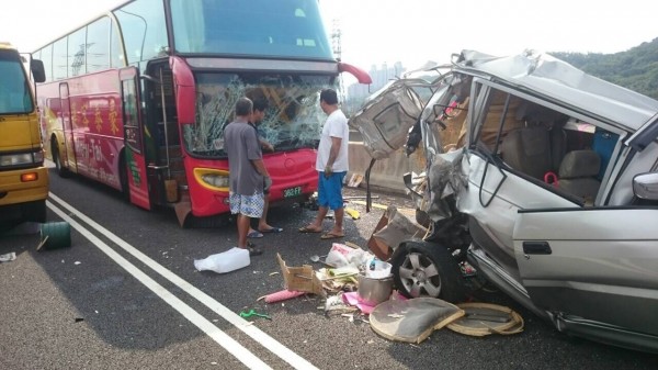 遊覽車與小客車在國道發生車禍。（記者周敏鴻翻攝）