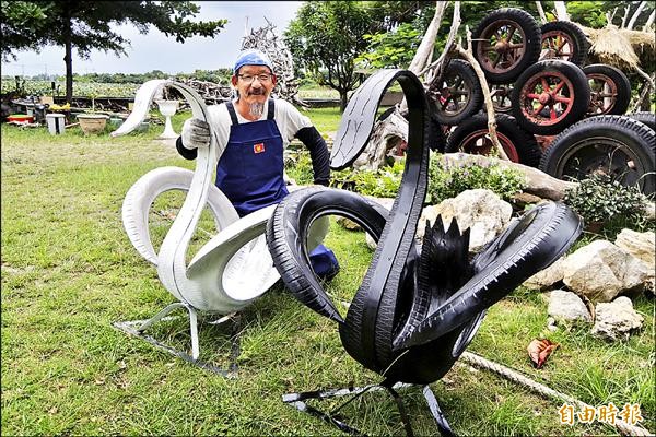 薛弘明仿效國外藝術家，將廢棄輪胎變成天鵝。（記者劉婉君攝）