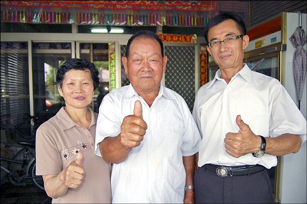 柳營區公所昨評選出今年模範父親名單，其中，獲選為「大樹爸爸」的洪木藤（中）將代表柳營接受市府表揚；現年八十歲的他，在次子車禍受傷後，隔代教養一對孫子，孫子都很認真讀書，假日也會下田幫忙阿公阿嬤務農，讓洪木藤和尤秀雲夫婦揪甘心。（圖文：記者楊金城）