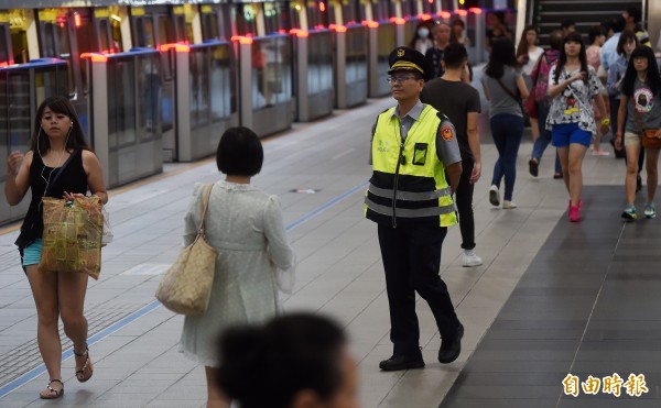 警方在北捷又見隨機砍人事件後，加強重點守望，但今早仍發生有人跳下軌道事件。圖與文無關。（資料照，記者簡榮豐攝）