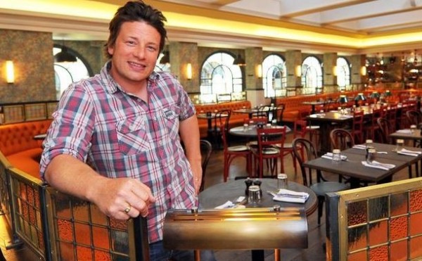 日前英國一名48歲男子前往名廚奧利佛（Jamie Oliver）所開設的餐廳中用餐，用餐到一半時竟天降蟲雨，讓男子嚇了一大跳（圖擷取自鏡報）