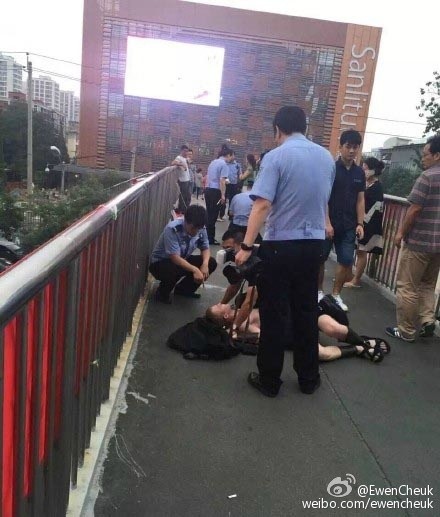 下一秒勇士們狼狽就逮。(圖擷取自微博) 下一秒勇士們狼狽就逮。(圖擷取自微博)