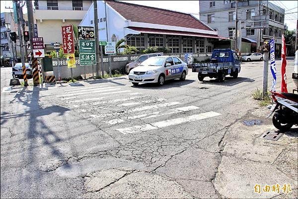 朴子市近年因施作污水下水道工程，市區各道路幾乎全都挖掘接管，導致許多道路凹凸不平。（記者林宜樟攝）