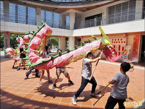 崙背詔安客家文化館聘請專家，教學童舞弄客家花布龍。（記者黃淑莉攝）