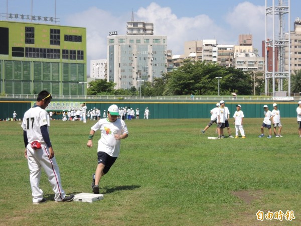 合庫棒球營上午在高雄立德球場展開，球員指導孩子跑壘。（記者王榮祥攝）