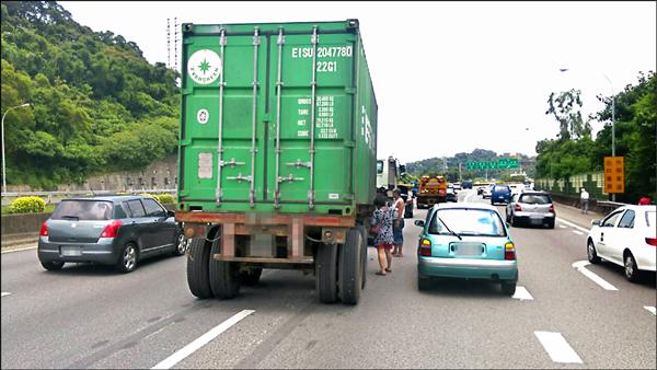 林男所駕駛貨櫃車在國道上兩度「身首分離」，脫鉤的貨櫃車身孤單地停在馬路正中央，險讓後方車輛連環追撞。（記者余衡翻攝）