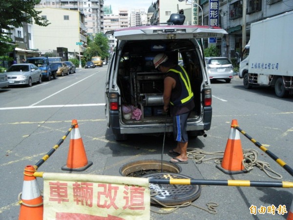 北市府工務局衛工處表示，油品在污水下水道堆積會形成脂化硬塊，造成公共污水下水道系統堵塞，連帶使得住戶的馬桶、浴缸、洗衣機等因堵塞，籲民眾以回收取代排放，否則將依法開罰3000元以上1萬元以下罰鍰。示意圖，TV車檢視污水下水道。（資料照，記者陳文嬋攝）