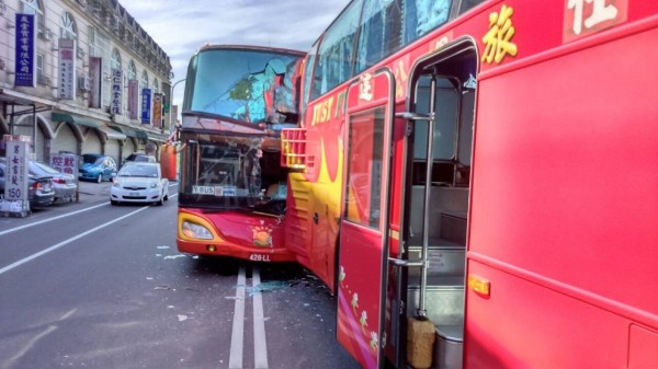 圖後方的遊覽車，閃過休旅車，卻往前不慎撞上自家遊覽車釀5傷。（記者李容萍翻攝）