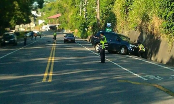 黑色自小客車疑因超車不當衝撞對向小貨車，徐姓女駕駛當場死亡。（記者陳賢義翻攝）