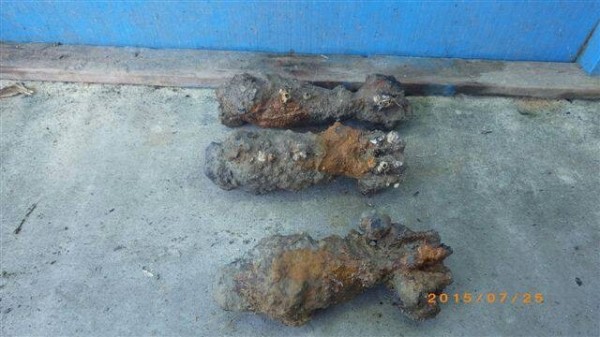 漁船「榮生號」在花蓮外海撈到３枚未爆彈，證實是陸軍８１迫擊砲未爆彈。（岸巡八三大隊提供）