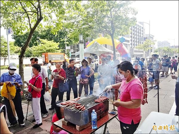 工人最愛的零嘴香腸攤前大排長龍。（記者洪臣宏攝）