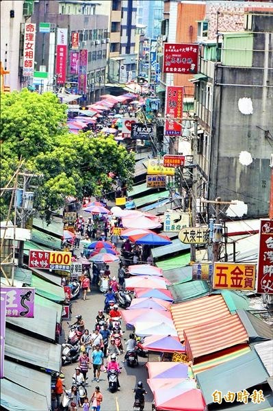 樹林博愛街占滿攤商，車輛無法通過，道路失去交通功能。（記者張安蕎攝）