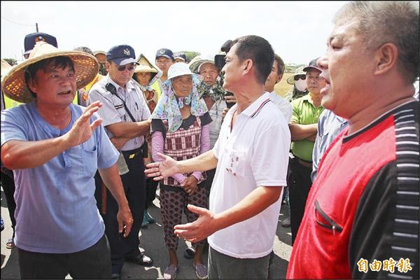 抗議里民（左）與業者陳金川（中）等人發生口角。（記者林宜樟攝）